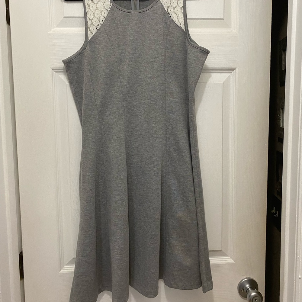 Sleeveless grey dress with white lace on collar